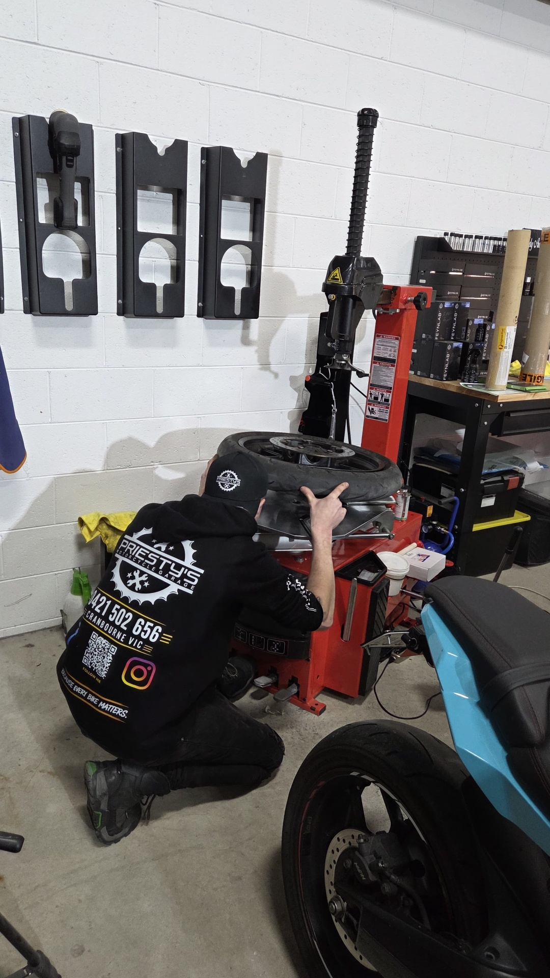 Motorcycle tyre fitting on the tyre changer